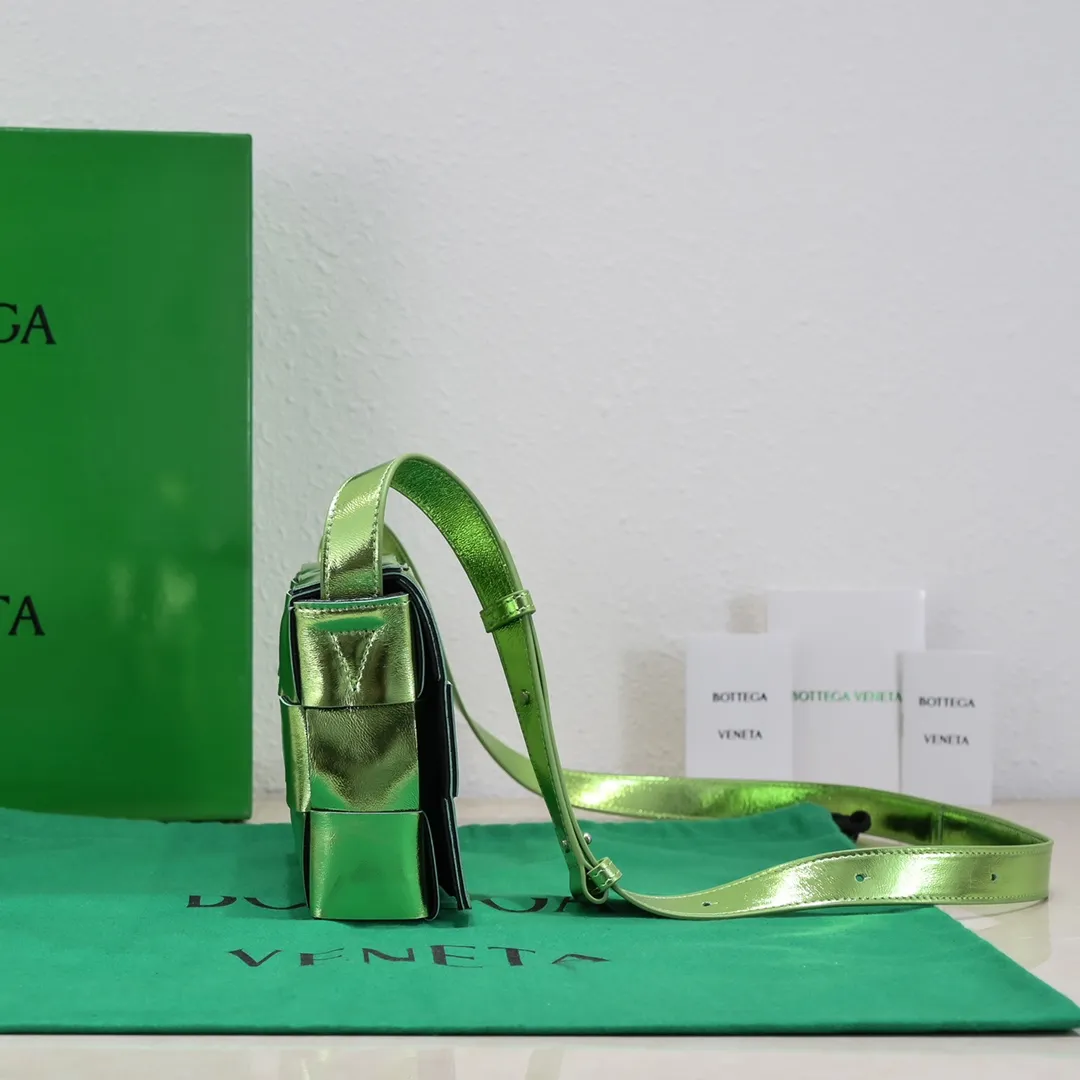 B’s new product is online!  The most popular CASSETTE square bag has new samples! If you think the original look is ordinary, then you will definitely like this one😍 The leaf-green slightly wrinkled bright metal and the often woven appearance present a classic work with a cool high-end feel. The look is already super cool when you pick it up. You must have the most special color. Size: 23x15x6. Model number; 6687